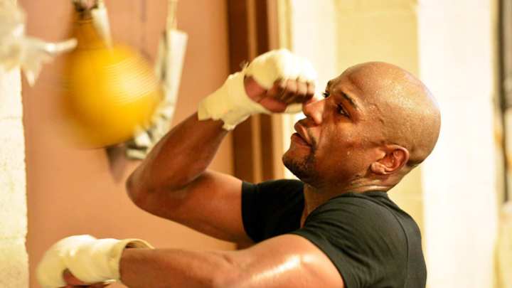 Leaving the past behind, Mayweather focused on staying undefeated