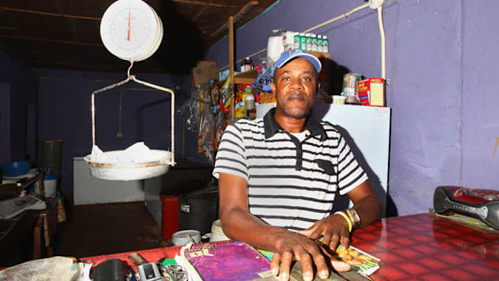 Usain Bolt's father has $4,000 stolen from his car