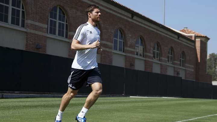 Real Madrid midfielder Xabi Alonso breaks foot