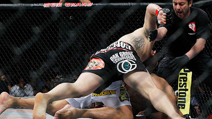 Cain Velasquez stops Antonio "Bigfoot" Silva in 1st round, defends UFC title