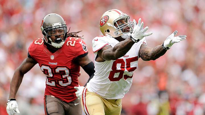 Vernon Davis avoids injury after slamming into wall on TD grab