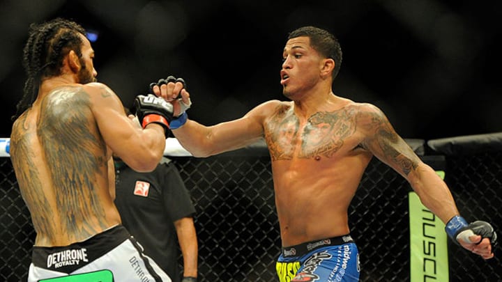 Anthony Pettis defeats Benson Henderson, claims UFC lightweight belt