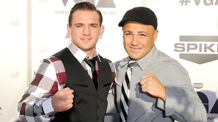 Brutal Alvarez-Chandler bout rescues forgettable Bellator 106 card Brutal Alvarez-Chandler bout rescues forgettable Bellator 106 card