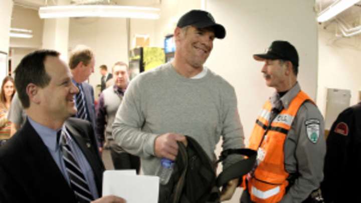 Rams try to lure Brett Favre out of retirement after Sam Bradford's season-ending injury