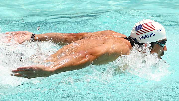 Michael Phelps appears at World Championships with foot injury