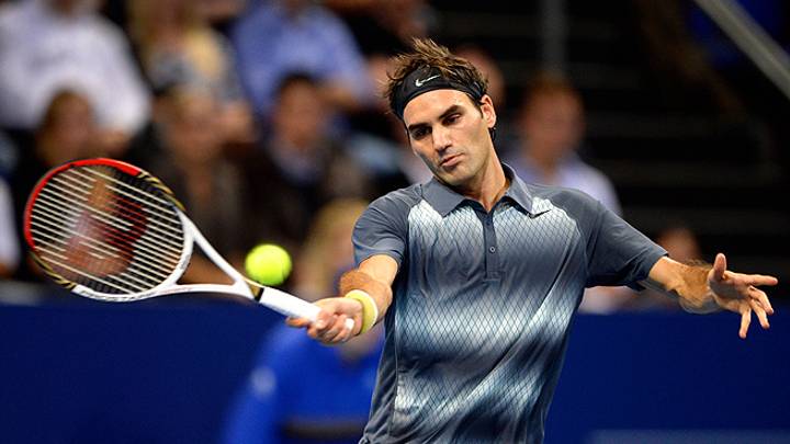 Federer rallies from a set down to beat Istomin at Swiss Indoors