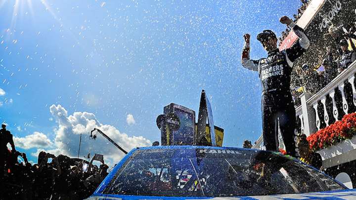 Kasey Kahne holds off Jeff Gordon to win at Pocono Raceway