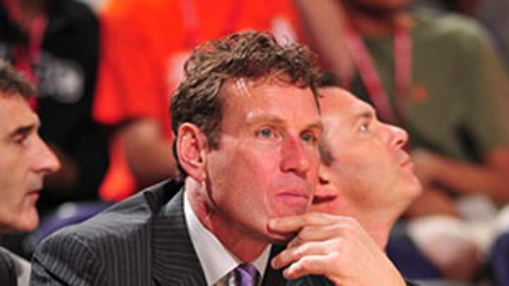 Two top assistants leave Suns after Hunter's hiring