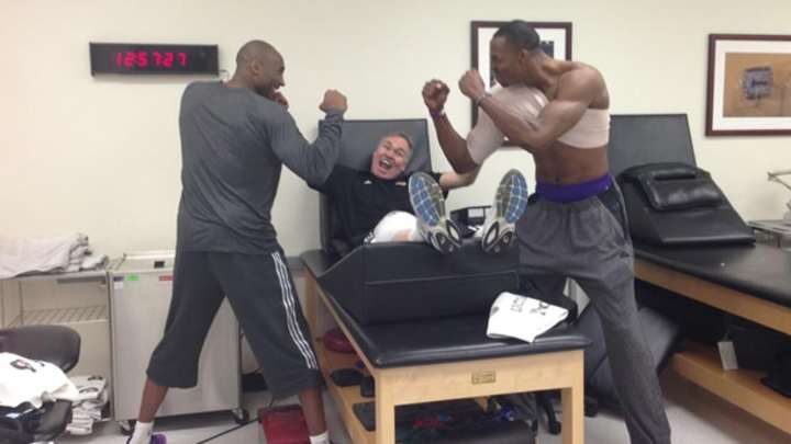 Lakers' Bryant, Howard mock report of locker room feud in photo