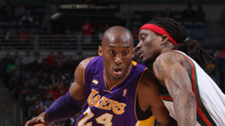 Lakers' Kobe Bryant (foot) to be examined after leaving arena on crutch