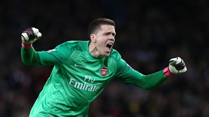 Goalkeeper Szczesny signs new deal with Arsenal