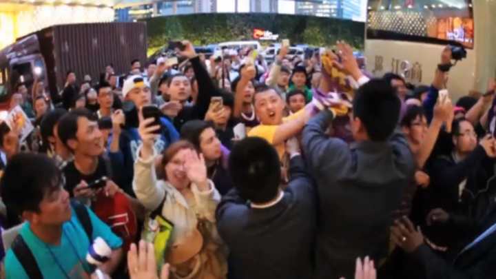 Video: Chinese fans chant Kobe Bryant's name, chase Lakers' bus