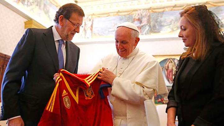Pope's soccer habit a perfect fit for papal gifts