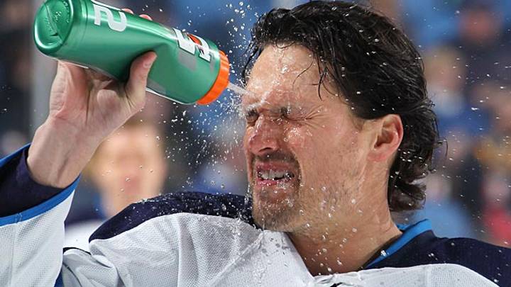 Carolina Hurricanes begin camp by signing Ron Hainsey