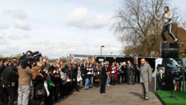 Michael Jackson statue taken down from Fulham F.C.'s Craven Cottage Michael Jackson statue taken down from Fulham F.C.'s Craven Cottage
