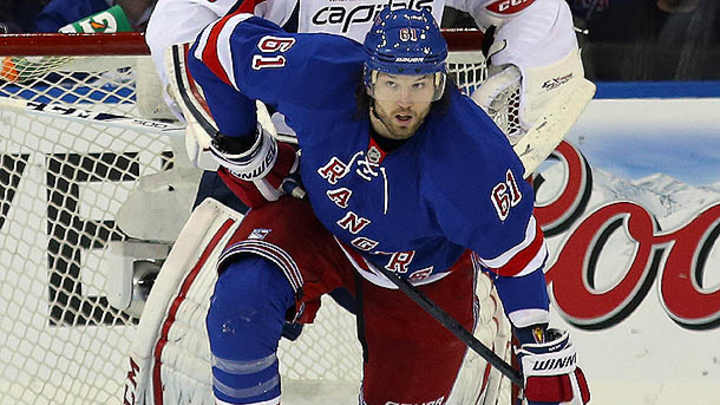 Top Line: Kings advance; Joe Sakic takes over in Colorado; more links