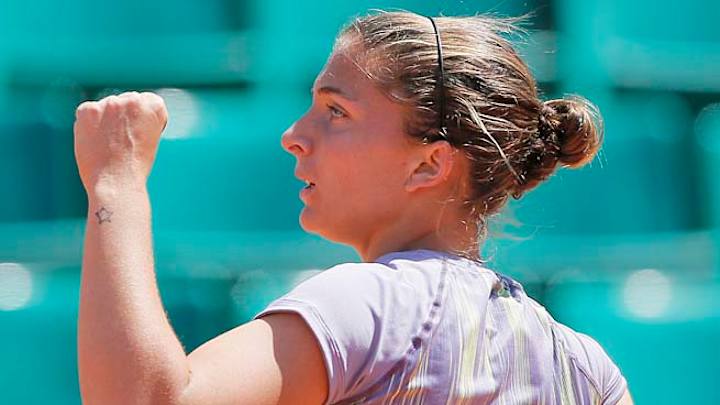 Sara Errani beats Agnieszka Radwanska at French Open