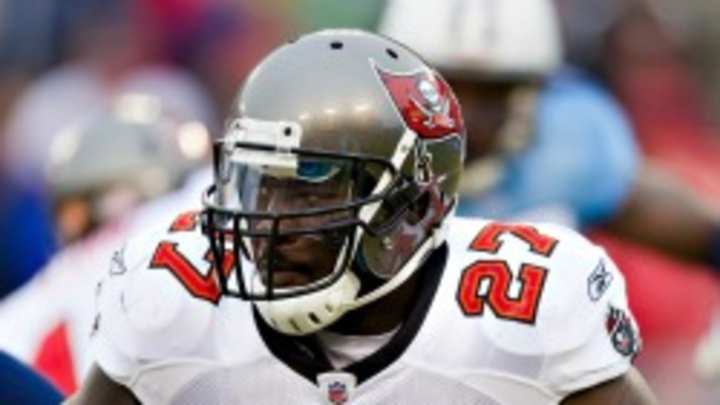 Patriots, Bucs swap RBs Jeff Demps, LeGarrette Blount in draft-day trade