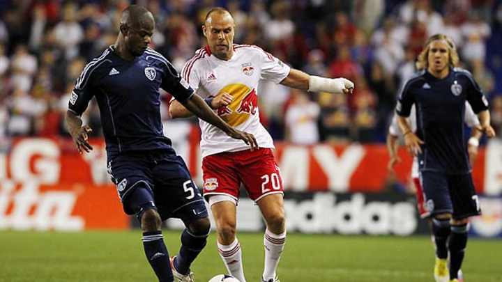 Toronto FC signs holding MF-D Julio Cesar