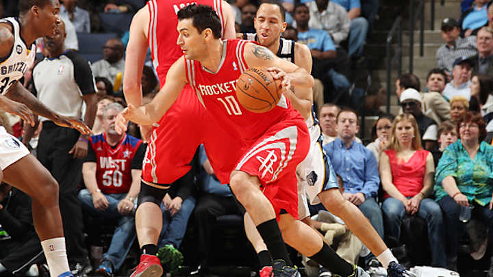 Bucks sign free agents Carlos Delfino, Zaza Pachulia