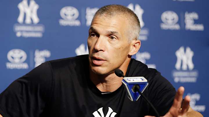 Yankees manager Joe Girardi speaks to Alabama football team