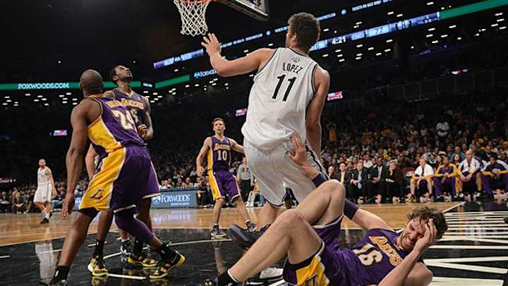 Lakers clip Nets, but suffer costly blow in process