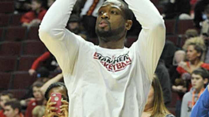 Dwyane Wade practices but remains sidelined for Heat