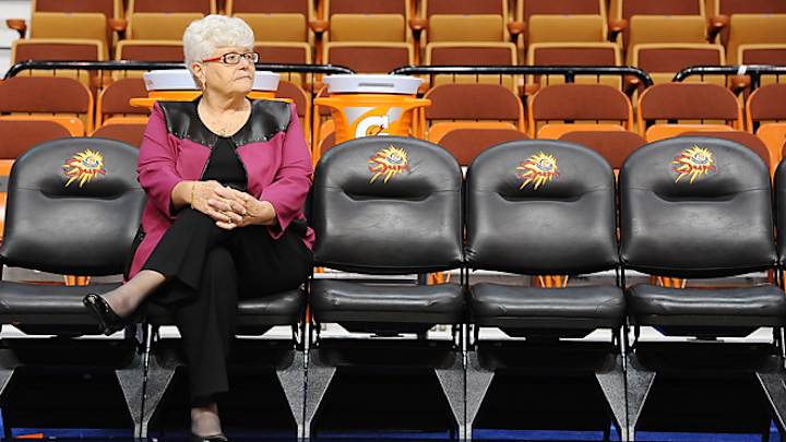 Lin Dunn headlines womens basketball Hall of Fame inductions
