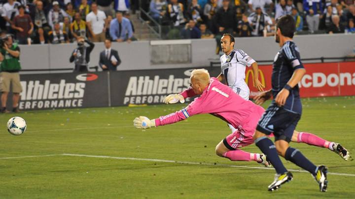 Martins lifts Sounders to first win, Galaxy edge Sporting K.C. Martins lifts Sounders to first win, Galaxy edge Sporting K.C.