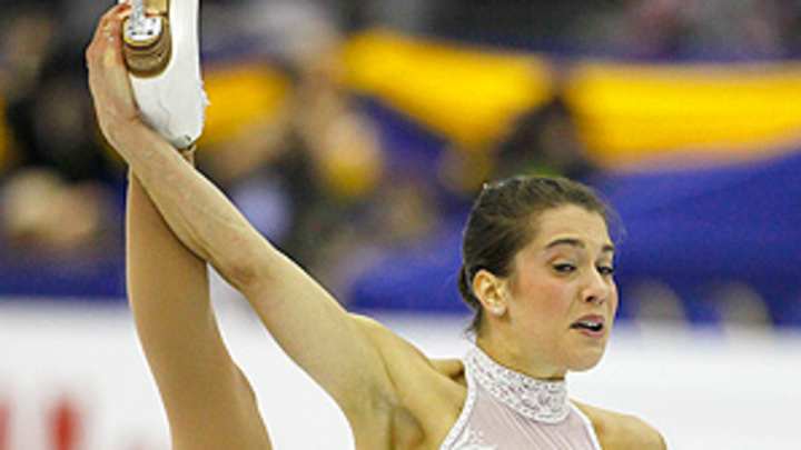Figure skater Alissa Czisny dislocates hip, out of U.S. championships