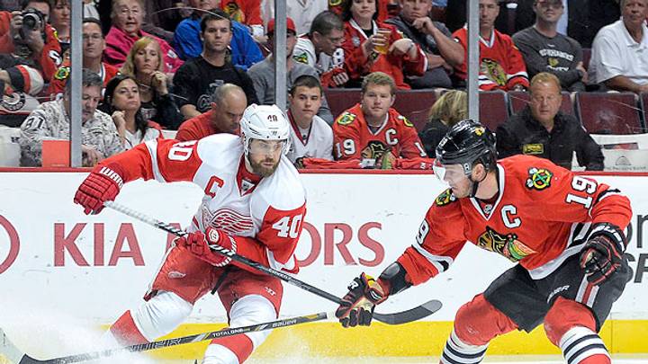 NHL playoffs: Red Wings trip up Blackhawks 4-1, ties series at 1-1
