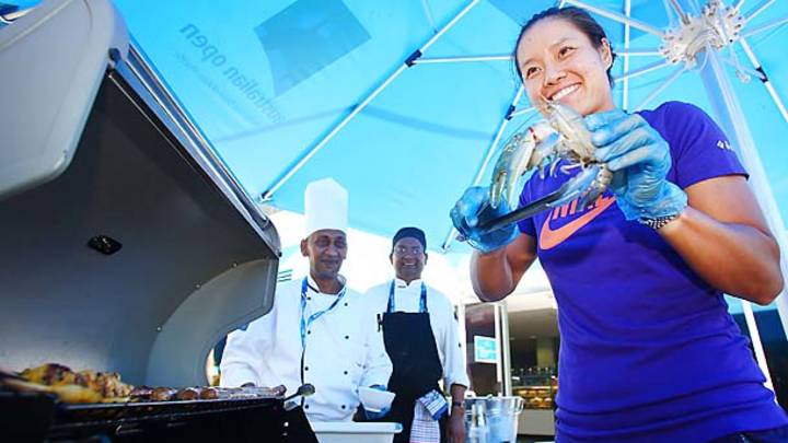 Li Na shanks serve into crowd on eventful Australian Open tour