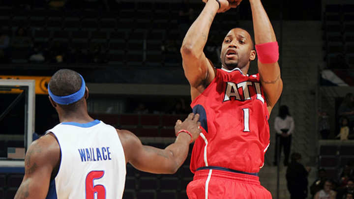 Spurs sign Tracy McGrady
