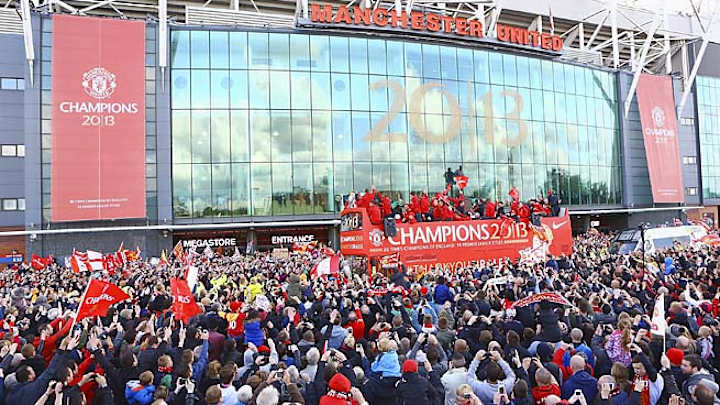 Tens of thousands fete Manchester United title in victory parade