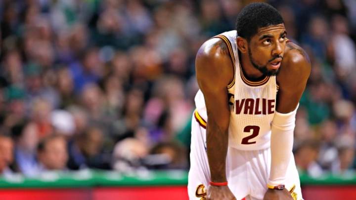 Fan wanders onto court during Cavaliers-Clippers game Fan wanders onto court during Cavaliers-Clippers game