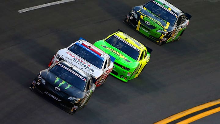 Kyle Busch, Matt Kenseth sweep Daytona front row