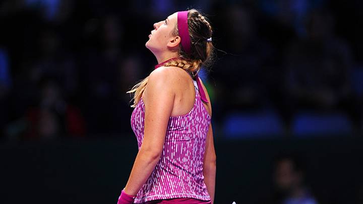 Injured Victoria Azarenka falls to Li Na, slips out of WTA Championships