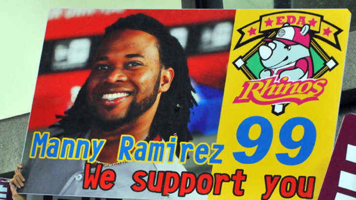 Taiwanese Fans Welcome Manny Ramirez With Picture Of Johnny Cueto