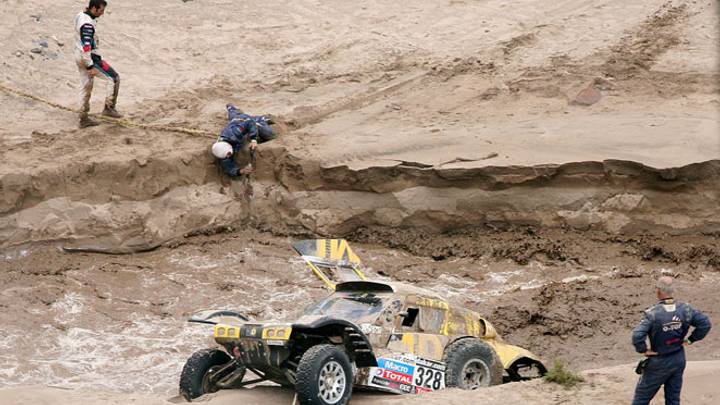 Floods halt Dakar, Peterhansel keeps overall lead Floods halt Dakar, Peterhansel keeps overall lead