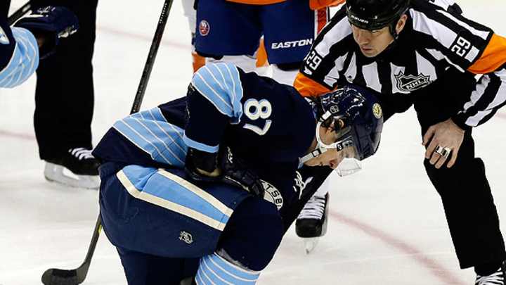 Sidney Crosby injured by slap shot to the face; Pens win 15th straight