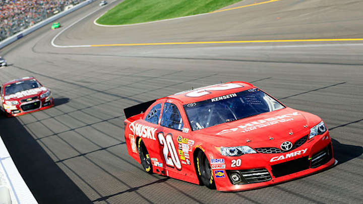 Matt Kenseth holds off Kasey Kahne to win at Kansas Speedway