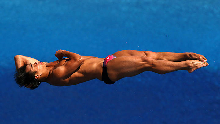 He Chong wins third world title in men's 3-meter springboard