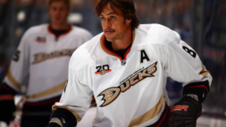 Teemu Selanne to have oral surgery, will return to Ducks in mid-November Teemu Selanne to have oral surgery, will return to Ducks in mid-November