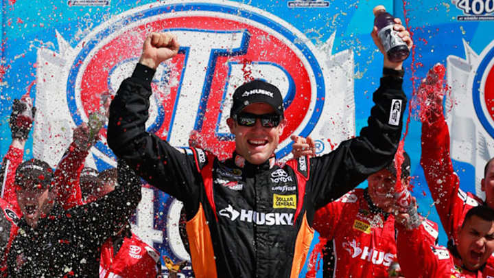 Matt Kenseth edges Kasey Kahne at Kansas Speedway