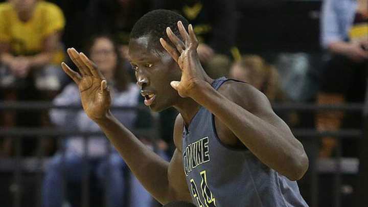 Photographer Captures Hilarious Height Mismatch in College Basketball Game