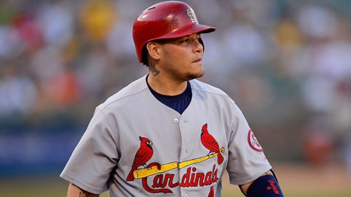 Cards catcher Yadier Molina leaves game with wrist injury
