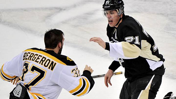 Top Line: Bruins rattle Penguins; Crawford outduels Quick; more links