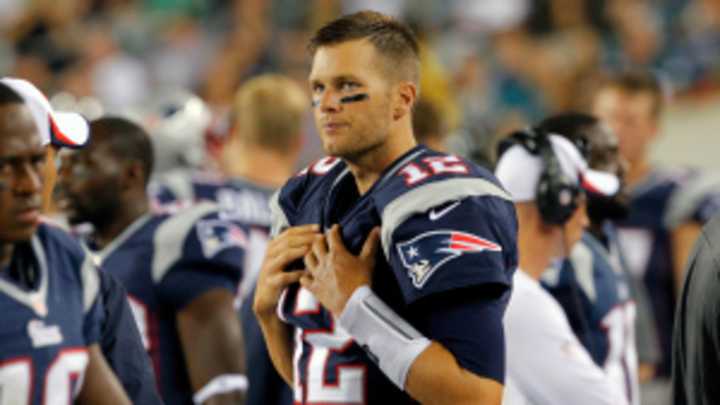 Tom Brady leaves Patriots practice early with apparent left knee injury Tom Brady leaves Patriots practice early with apparent left knee injury