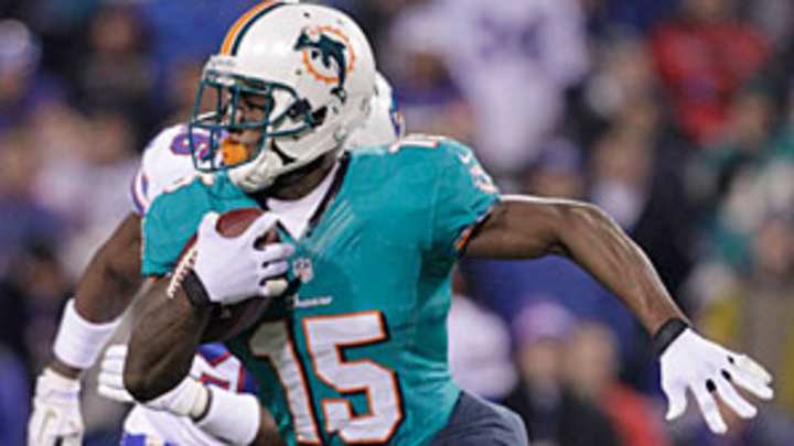 Browns acquire veteran WR Davone Bess from Dolphins