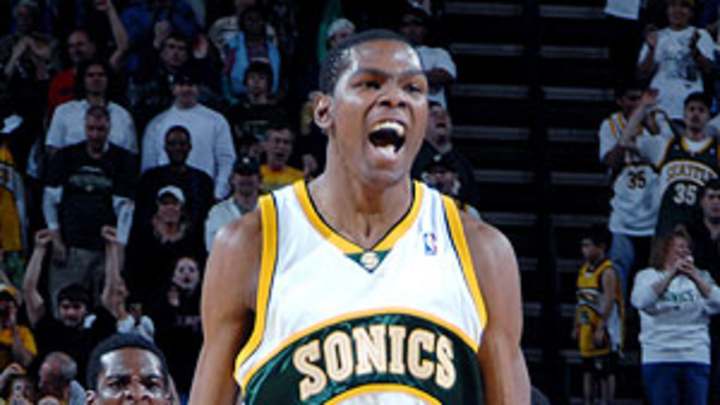 Reports: Maloofs reach deal to sell Kings to Seattle group